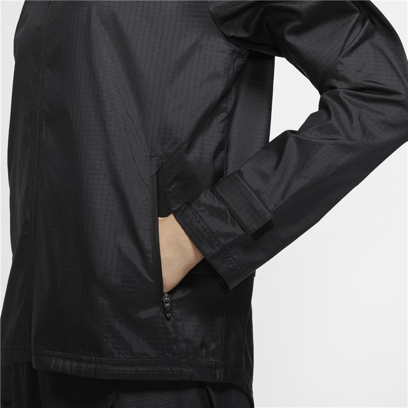 Nike running essentials jackets in black best sale